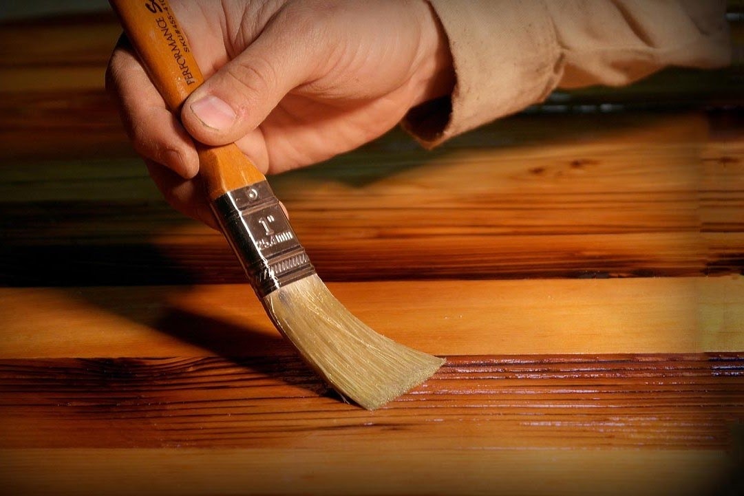 Обработка деревянных покрытий лаком: правила и рекомендации