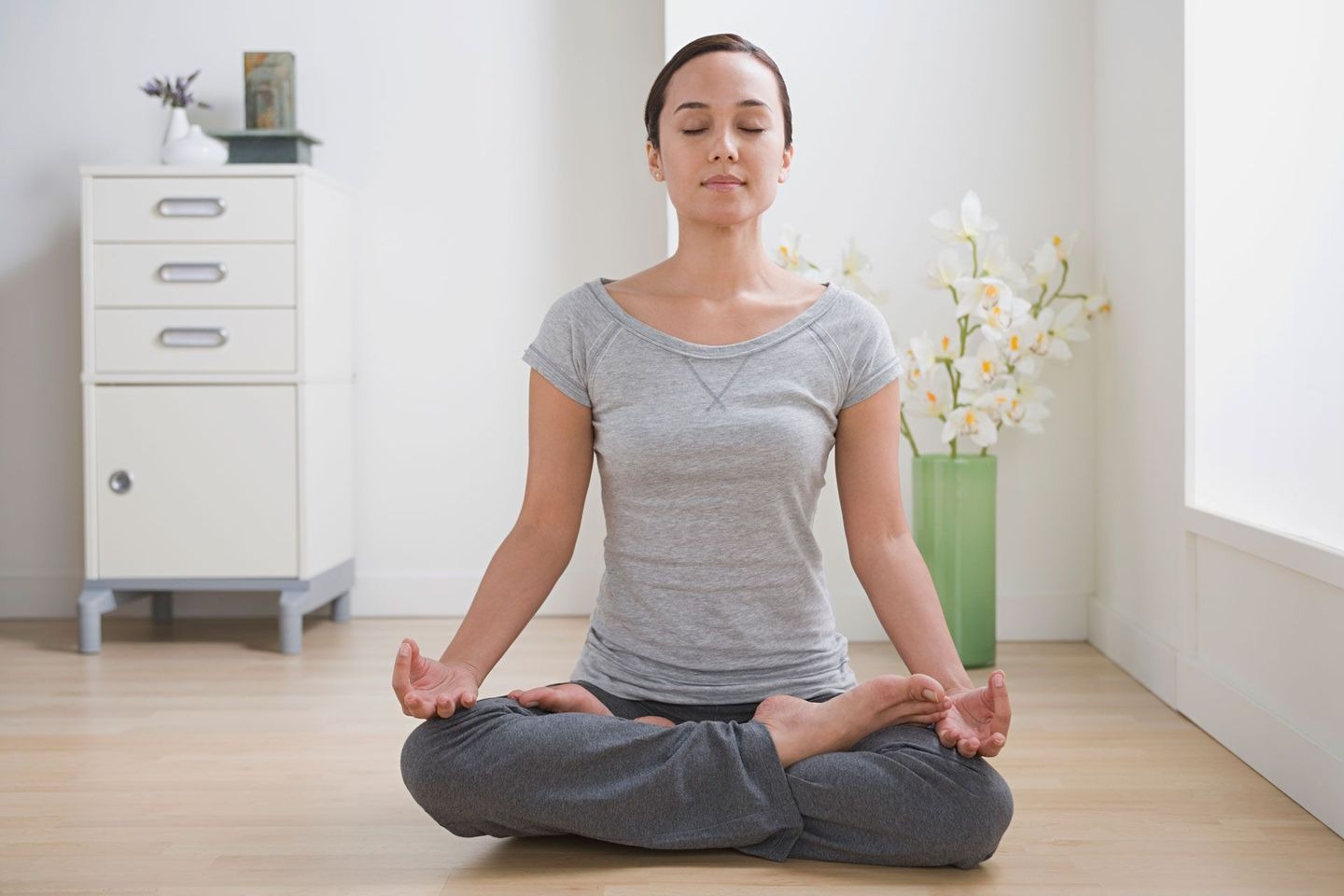 Как справиться с усталостью, стрессом или ПМС при помощи гормональной йоги? - постер к новости